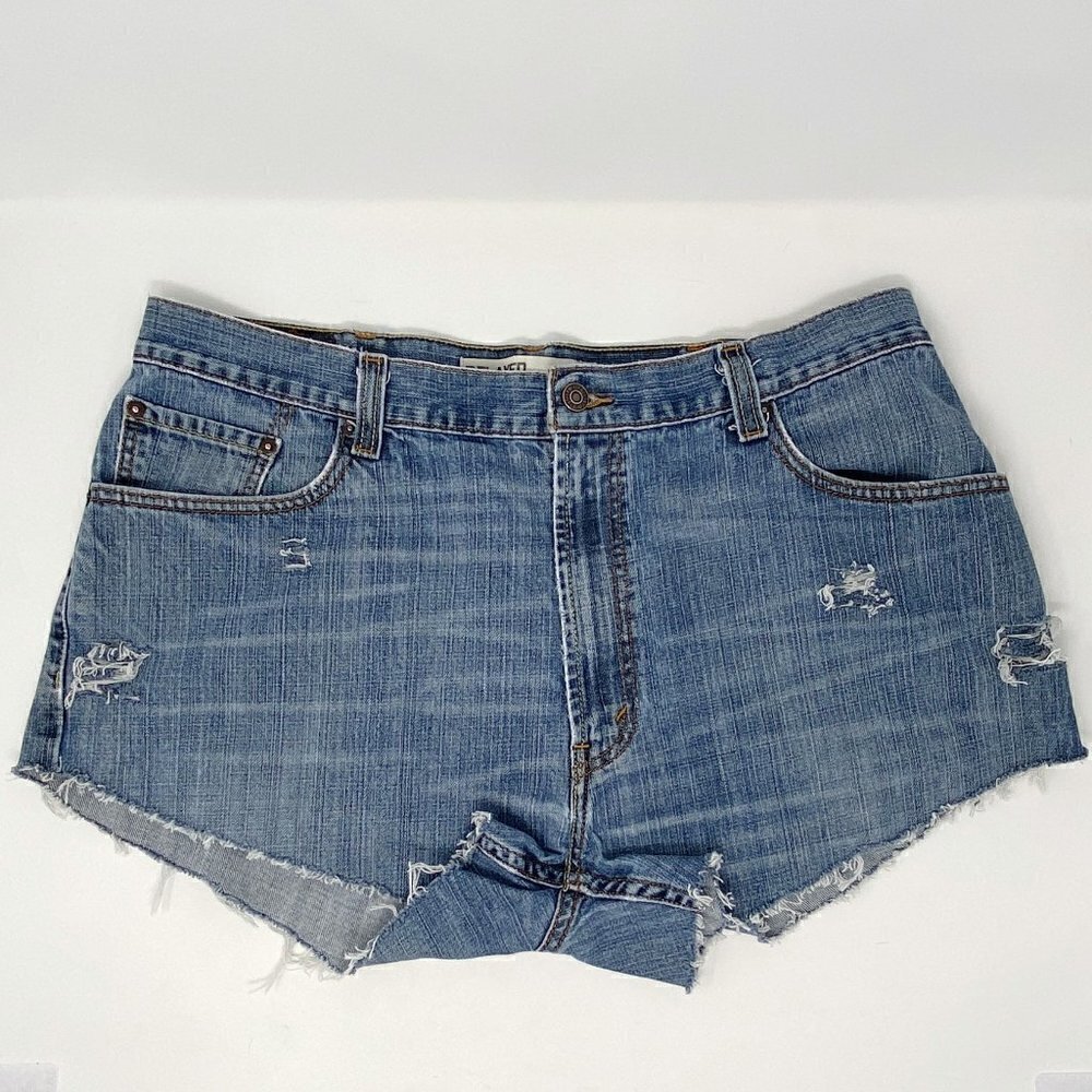 LEVI'S | Distressed Denim Cut-Off Shorts